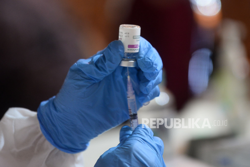 Petugas kesehatan menyiapkan suntikan vaksin Covid-19, (ilustrasi). Kementerian Kesehatan (Kemenkes) memperbarui aturan pelaksanaan vaksinasi Covid-19 untuk mempercepat penanggulangan pandemi Corona. 