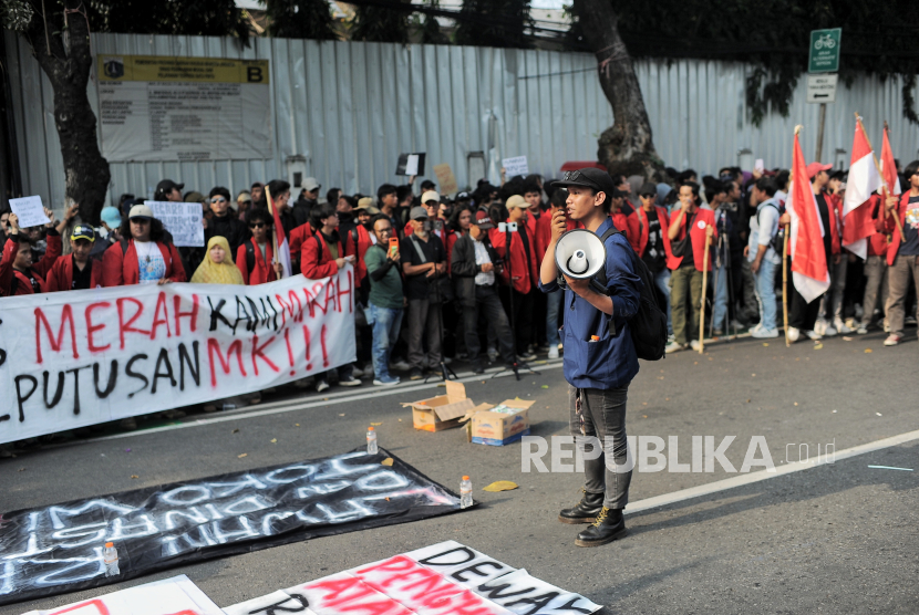 Massa aksi dari berbagai elemen masyarakat dan mahasiswa menggelar unjuk rasa di depan kantor Komisi Pemilihan Umum (KPU), Jakarta, Jumat (23/8/2024).