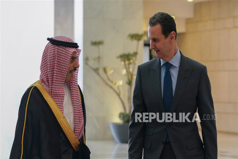 Foto selebaran yang disediakan oleh kantor berita Suriah SANA menunjukkan Presiden Bashar al-Assad (kanan) bertemu dengan Menteri Luar Negeri Saudi Faisal bin Farhan (kiri), di Damaskus, Suriah, Rabu (18/4/2023). Menurut SANA, kedua pemimpin bertemu untuk membahas hubungan bilateral dan masalah politik internasional dan regional lainnya.