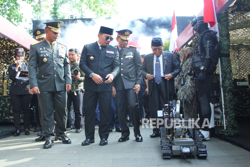 Gubernur Jawa Barat Ridwan Kamil besama Kapolda Jawa Barat Irjen Pol Akhmad Wiyagusmeninjau Bhayangkara Expo 2023 saat peringatan Hari Bhayangkara ke-77.