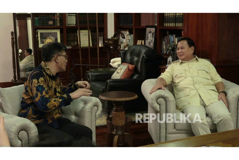 Politisi PDIP Budiman Sudjatmiko berbicara dengan Ketua Umum Partai Gerindra Prabowo Subianto di kediaman mantan Danjen Kopassus itu di Jakarta, Selasa (18/7/2023) malam. Foto: 