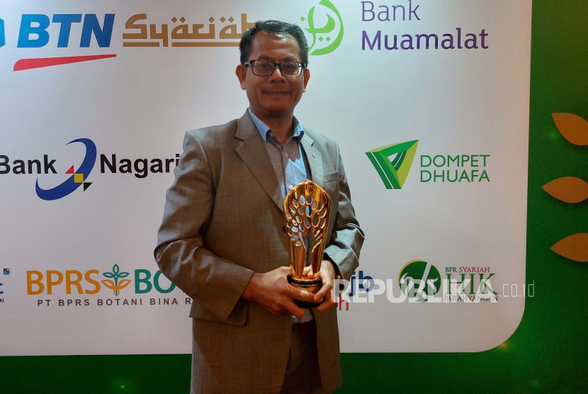 Head of Sharia Business Banking CIMB Niaga Syariah, Riboet Budiono usai menerima penghargaan Anugerah Syariah Republika 2023 kategori Pembiayaan UMKM Terbaik di Hotel JS Luwansa, Jakarta, Kamis (30/11/2023) malam. 