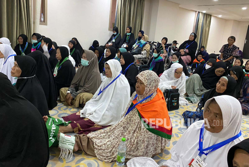  Jamaah haji lansia asal Indonesia mendapatkan bimbingan ibadah dalam program Vitisasi dan Edukasi yang digelar oleh Bimbad Daker Makkah di Masjid Wanita Hotel Al Kiswah, Makkah, Senin (3/6/2024). 