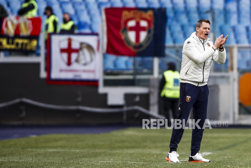 Pelatih Genoa Alexander Blessin bereaksi selama pertandingan sepak bola Serie A Italia antara AS Roma dan Genoa CFC di Roma, Italia, 05 Februari 2022.
