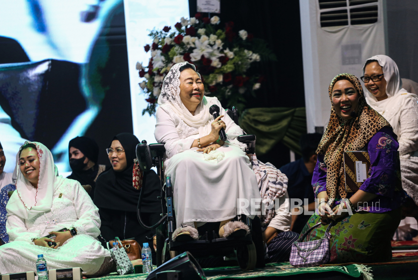 Istri Gus Dur Sinta Nuriyah Wahid (tengah)