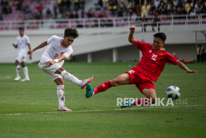 Pesepak bola Timnas Indonesia Dafa Zaidan El Fikri (kiri) berebut bola dengan pesepak bola Timnas Vietnam Nguyen Thai Hieu (kanan) pada pertandingan perebutan juara ketiga Piala AFF U-16 di Stadion Manahan, Solo, Jawa Tengah, Rabu (3/7/2024). 