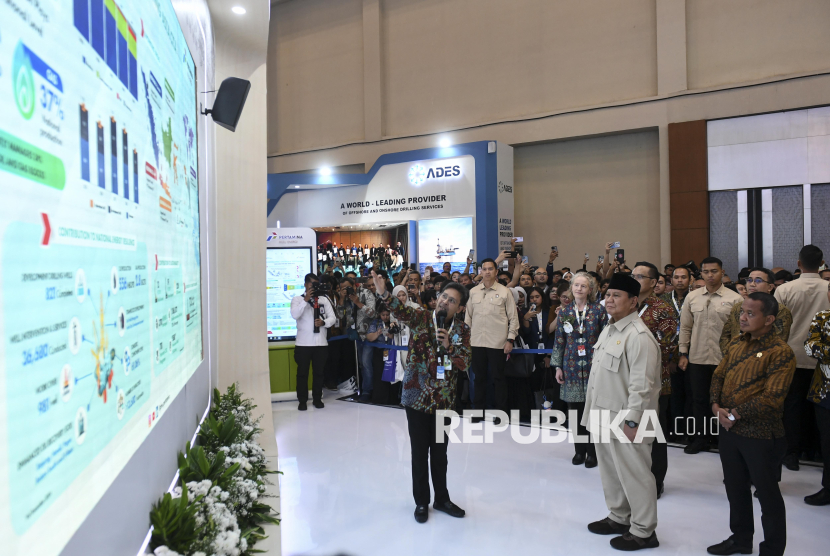 Presiden Prabowo Subianto (kedua kanan) didampingi Menteri ESDM Bahlil Lahadalia (kanan) dan Presiden IPA Carole J. Gall (ketiga kanan) mendengarkan penjelasan saat meninjau pameran usai membuka Indonesian Petroleum Association Convention and Exhibition (IPA Convex) ke-49 di ICE BSD, Tangerang, Banten, Rabu (21/5/2025). Konvensi minyak dan gas (migas) yang digelar secara tahunan itu diselenggarakan sebagai platform utama untuk pelaku industri migas, pemerintah, investor, serta masyarakat luas dalam berbagi informasi dan menjalin kerjasama. 