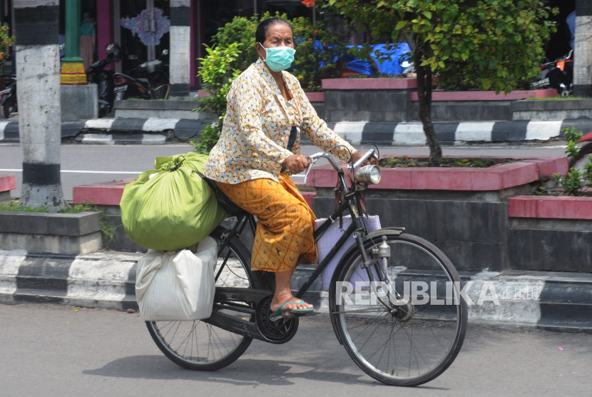 Seorang warga menggunakan masker saat berada di luar ruangan di Klaten, Jawa Tengah, Kamis (2/4/2020). Pemerintah Kabupaten Klaten menetapkan status Kejadian Luar Biasa (KLB) COVID-19 setelah seorang pasien dinyatakan positif terinfeksi virus COVID-19