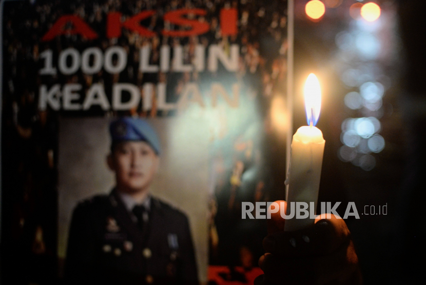 Sejumlah massa aksi yang tergabung dalam Tim Advokat Penegak Hukum & Keadilan menggelar aksi 1.000 lilin tragedi kematian Yosua Hutabarat di Bundaran HI, Jakarta Pusat, Jumat (22/7/2022).