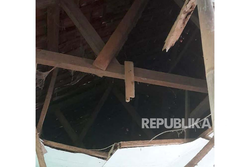 Kondisi ruang kelas yang ambruk di SDN Cikawung, Kecamatan Culamega, Kabupaten Tasikmalaya. 