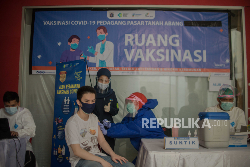 Vaksinator menyuntikan vaksin Covid-19 kepada pedagang pasar Tanah Abang di Pasar Tanah Abang Blok A, Jakarta, Rabu (17/1). Pemerintah pusat melalui Kementerian Kesehatan menggelar vaksinasi tahap kedua untuk pedagang pasar Tanah Abang dengan target 1.500 orang pedagang pada hari ini. Republika/Thoudy Badai
