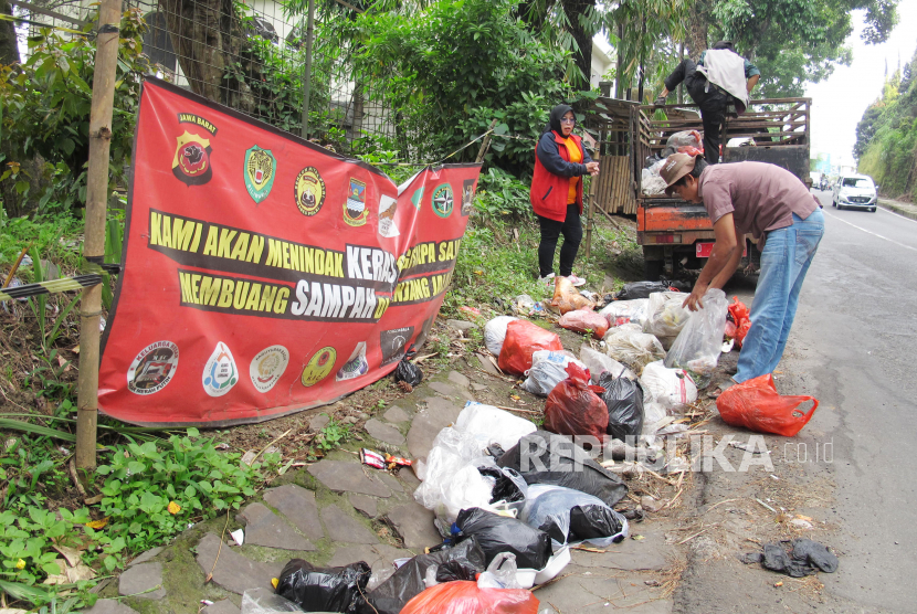 Relawan Peduli Lingkungan (RPL) membersihkan sampah yang dibuang sembarangan oleh warga dan pengendara di pinggir jalan  (ilustrasi)