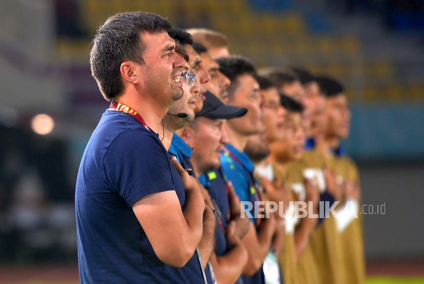 Pelatih Timnas U17 Uzbekistan, Jamoliddin Rakhmatullaev, bersama staf pelatih menyanyikan lagu kebangsaan saat Piala Dunia U17 2023 Indonesia.