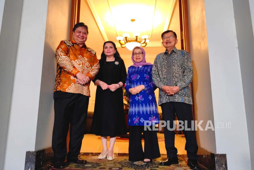 Ketua Umum Partai Golkar, Airlangga Hartarto menyambangi kediaman Wakil Presiden ke-10 dan ke-12 Muhammad Jusuf Kalla atau JK, di Jakarta, Kamis (4/5/2023) malam.
