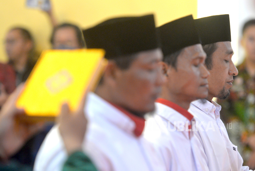 Tiga Narapidana Teroris (Napiter) SYL, SYD, dan SND (dari kiri ke kanan) membacakan ikrar setia kepada NKRI secara bergantian di Lapas Kelas IIA Wirogunan, Yogyakarta, Kamis (9/11/2023). Dalam ikrarnya ketiganya mengakui Pancasila dan UUD 1945 tidak bertentangan dengan pemahaman agama yang mereka yakini serta keluar dari baiat aliran yang terdahulu. Selanjutnya, mereka akan bergabung dengan aliansi teroris manapun serta akan mengikuti program pembinaan dan deradikalisasi oleh Lembaga Pemasyarakatan atau instansi lain.