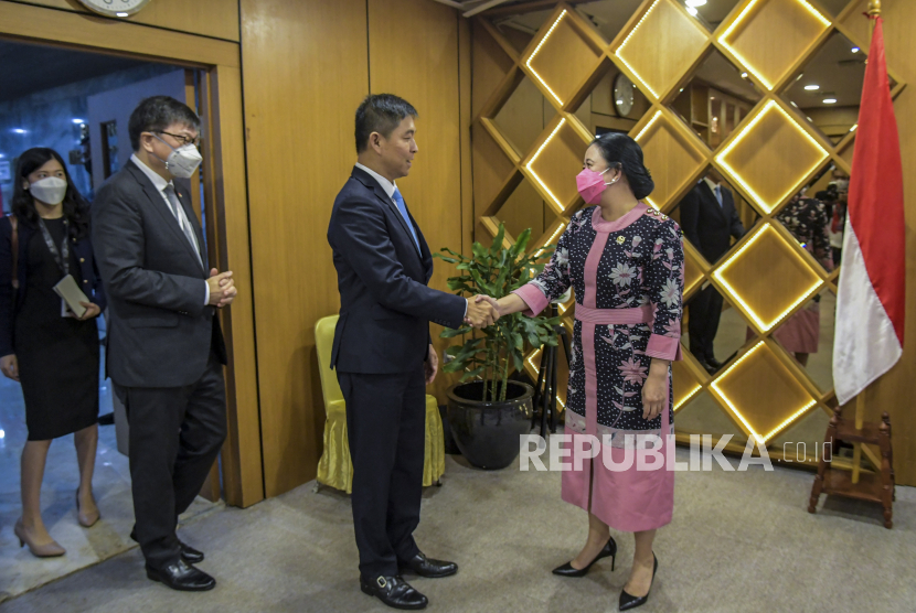 Ketua DPR RI Puan Maharani (kanan) berbincang dengan Ketua Parlemen Singapura Tan Chuan-Jin (tengah). Ketua Parlemen Singapura, Tan Chuan-Jin dan anggota parlemen Cheng Li Hui telah mengundurkan diri 