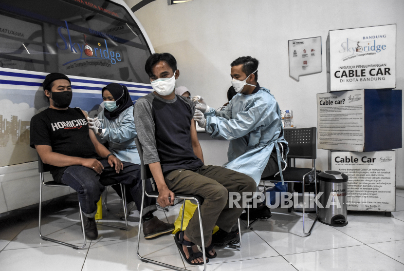 Sejumlah pekerja media disuntik vaksin Covid-19 di Gedung Bandung Planning Gallery, Jalan Aceh, Kota Bandung, Jumat (26/3). Sedikitnya 300 pekerja media menerima vaksin Covid-19 Sinovac dosis pertama pada pelaksanaan vaksinasi tahap kedua di Kota Bandung. Foto: Republika/Abdan Syakura