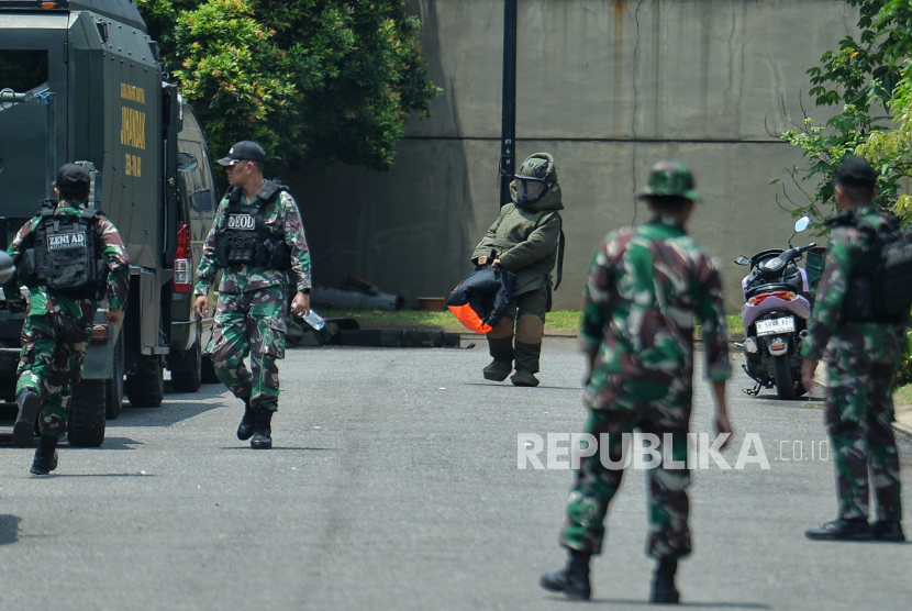 Petugas Kompi Penjinak Bahan Peledak (Jihandak) Zeni TNI AD berusaha menjinakan material yang diduga sisa bahan peledak di area pemukiman warga di komplek cluster Visalia, Perumahan Kota Wisata, Ciangsana, Gunung Putri, Kabupaten Bogor, Jawa Barat, Ahad (31/3/2024). Jihandak Zeni TNI AD berhasil mengamankan lima material peledak yang diduga granat yang terpental ke cluster Visalia saat terjadi kebakaran di gudang amunisi daerah (Gudmurah) Kodam Jaya. Hingga saat ini pukul 13.00 WIB,  tim Jihandak masih melakukan penyisiran dengan menggunakan mobil bahan peledak, metal detector dan peredam ledakan untuk meminimalisir serpihan sisa bahan peledak di kawasan tersebut. Sampai saat ini, warga di cluster Visalia masih diminta untuk mengosongkan rumah sampai penyesirian Jihandak selesai dilaksanakan.