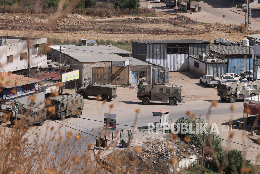 Kendaraan militer Israel saat penggerebekan di kamp pengungsi Al Farea dekat kota Tubas, Tepi Barat, 10 Juni 2024. Menurut Kementerian Kesehatan Palestina, setidaknya satu warga Palestina tewas dalam penggerebekan tersebut.