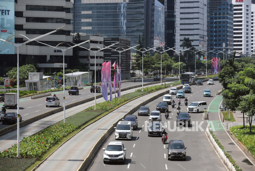  Lalu lintas di jalan Sudirman di pusat kota Jakarta, 22 Februari 2022. Asian Development Outlook September 2023 memperkirakan negara-negara berkembang di kawasan ini akan tumbuh sebesar 4,7 persen.