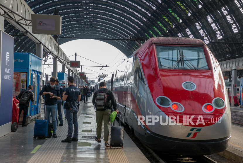  Penumpang diperiksa saat tiba di Stasiun Pusat untuk naik kereta setelah pembukaan kembali perbatasan regional di tengah pelonggaran pembatasan selama Fase 2 darurat coronavirus, di Milan, Italia, 03 Juni 2020.