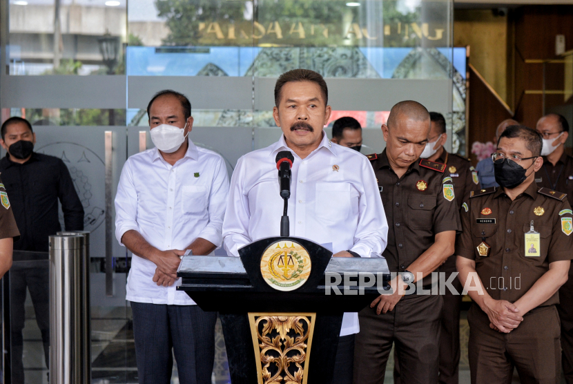 Jaksa Agung Sanitiar Burhanuddin menyampaikan keterangan pers terkait masus dugaan korupsi di Kejaksaan Agung, Jakarta, Senin (15/8/2022). 