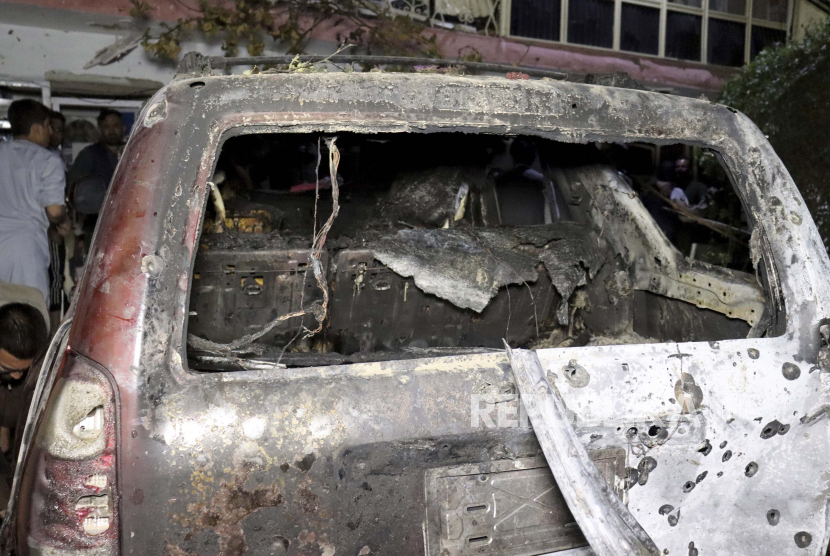  Sebuah kendaraan yang hancur terlihat di dalam sebuah rumah setelah serangan pesawat tak berawak AS di Kabul, Afghanistan, Minggu, 29 Agustus 2021. 