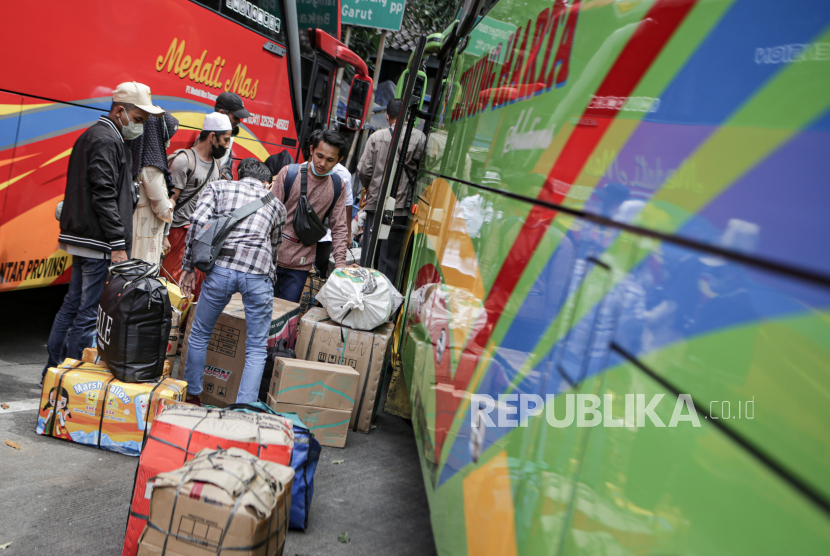 Calon penumpang bus memasukkan barang bawaannya ke dalam bus di Terminal Poris Plawad, Kota Tangerang, Banten, Rabu (27/4/2022). Pada H-5 jelang Idul Fitri 1443 H, pemudik di terminal tersebut menyentuh angka di atas 1.000 penumpang setiap harinya dan diprediksi akan terus bertambah hingga H-2 Idul Fitri 1443 H. 