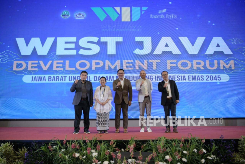 Gubernur Jawa Barat (Jabar) Ridwan Kamil menghadiri kick-off West Java Development Forum (WJDF) 2023 di Hotel Pullman, Kota Bandung, Jabar, Senin (31/7/2023).