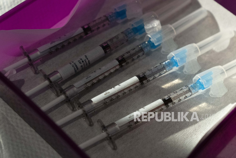 Lima dosis vaksin Covid-19 Pfizer yang mendapat izin penggunaan darurat terlihat sebelum didistribusikan ke dokter dan perawat di Rumah Sakit Universitas George Washington, Senin 14 Desember 2020 di Washington.