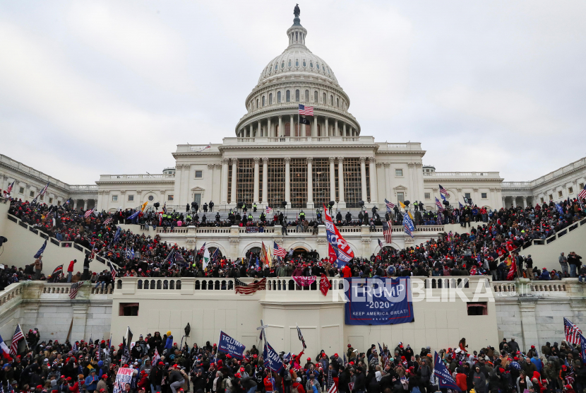 Pendukung Presiden Donald Trump berkumpul di depan gedung Capitol di Washington DC, Rabu (6/1) waktu AS. Mereka meyakini Trump, bukan Joe Biden, adalah pemenang pemilu AS. 