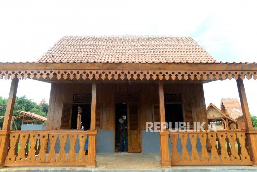 Rumah Betawi. Ornamen gigi balang jadi salah satu penghias rumah adat Betawi. Foto: Republika.