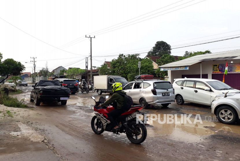 Jalan provinsi yang melintasi tiga daerah di Provinsi Lampung dalam kondisi rusak parah, Senin (8/5/2023).
