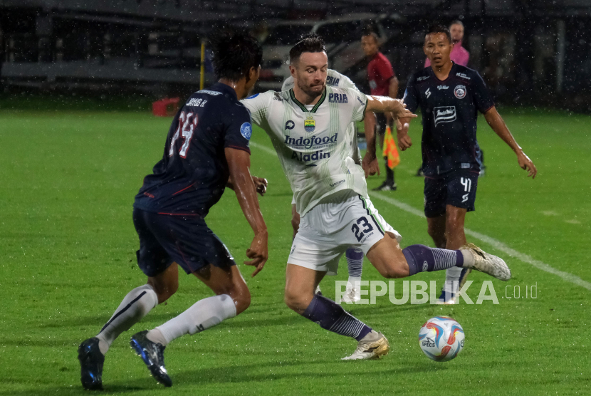 Gelandang Persib Bandung Marc Klok (jersei putih) berusaha melewati pemain Arema FC dalam laga Liga 1 2023/2024 di Stadion Kapten I Wayan Dipta, Gianyar, Bali, Jumat (7/7/2023).  