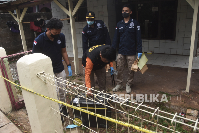 Sejumlah petugas Pusat Laboratorium Forensik Mabes Polri  mengambil sampel dari rumah tempat kejadian lima orang yang diduga keracunan di Bantargebang, Bekasi, Jawa Barat, Senin (16/1/2023). Lemkapi sebut tidak mudah untuk mengungkap pembunuhan berencana di Bekasi.