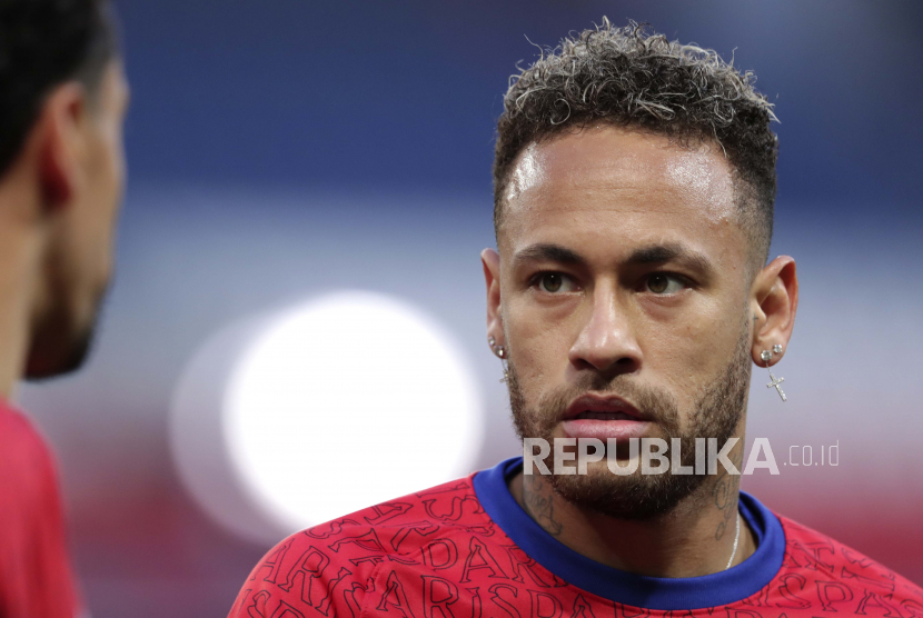 Neymar mengungkapkan keinginannya untuk bisa bermain dalam satu klub dengan Cristiano Ronaldo.