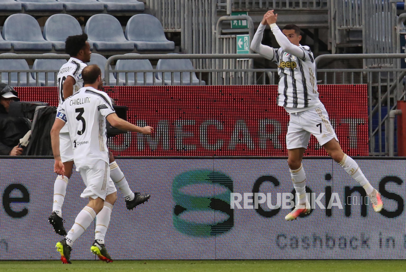 Selebrasi gol Cristiano Ronaldo pada laga antara Cagliari melawan Juventus di  Sardegna Arena stadium, Cagliari, Italia, Ahad (14/3).