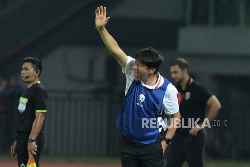 Pelatih Timnas Indonesia Shin Tae Yong memberikan instruksi kepada pemain.