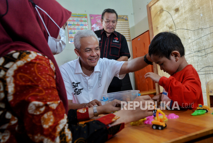 Capres nomor urut 3 Ganjar Pranowo menyambangi Sanggar Inklusi Tunas Bangsa di Nguter, Kabupaten Sukoharjo, Jawa Tengah, Selasa (26/12/2023). Pada kesempatannya Ganjar mendengarkan permasalahan yang dialami pengajar, murid dan pendamping di Sanggar Inklusi Tunas Bangsa. Selain itu. Ganjar juga mengapresiasi keberadaan sanggar inklusi yang berada di 12 Kecamatan di Kabupaten Sukoharjo sehingga dapat mengakomodir anak-anak berkebutuhan khusus untuk hidup lebih mandiri sekaligus mendapatkan kesetaraan.