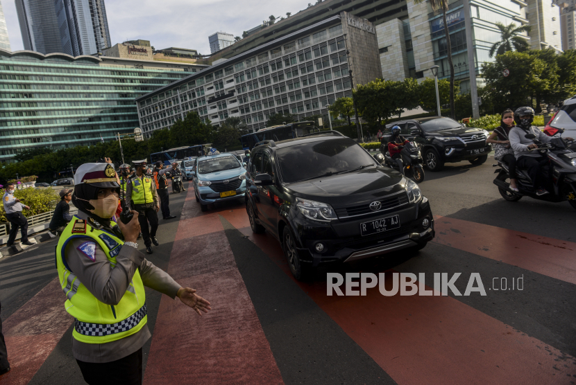 Polisi dan Petugas Dishub DKI Jakarta mengatur arus lalu lintas di kawasan Bundaran HI, Jakarta (ilustrasi) 