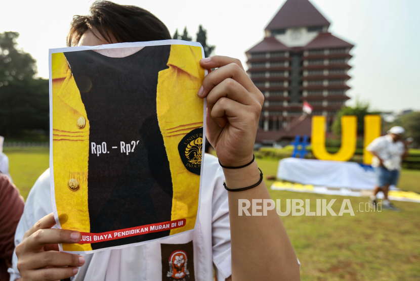 Mahasiswa yang tergabung BEM se-UI mengenakan seragam SMA dan membawa poster saat aksi simbolik protes BOP jalur Nasional di Halaman Rektorat, Universitas Indonesia, Depok, Senin (26/6/2023). 