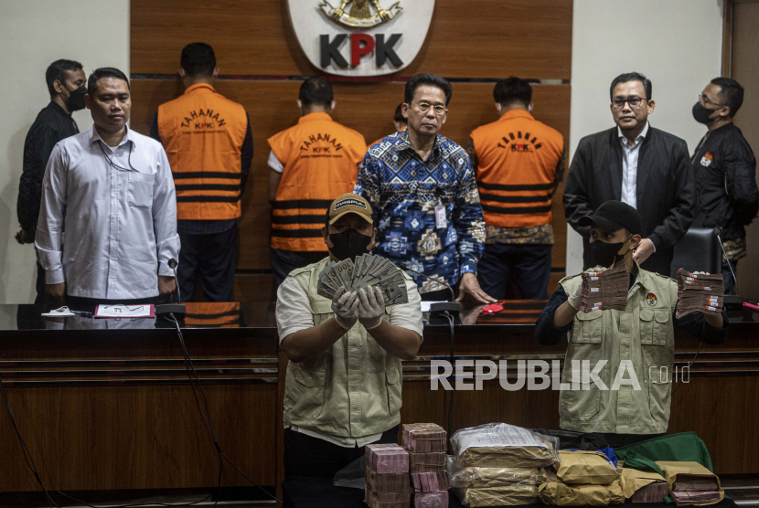 Wakil Ketua KPK Johanis Tanak (tengah) menunjukkan barang bukti uang tunai saat rilis kasus dugaan korupsi Ditjen Perkeretaapian Kementerian Perhubungan di Gedung KPK, Jakarta, Kamis (13/4/2023).