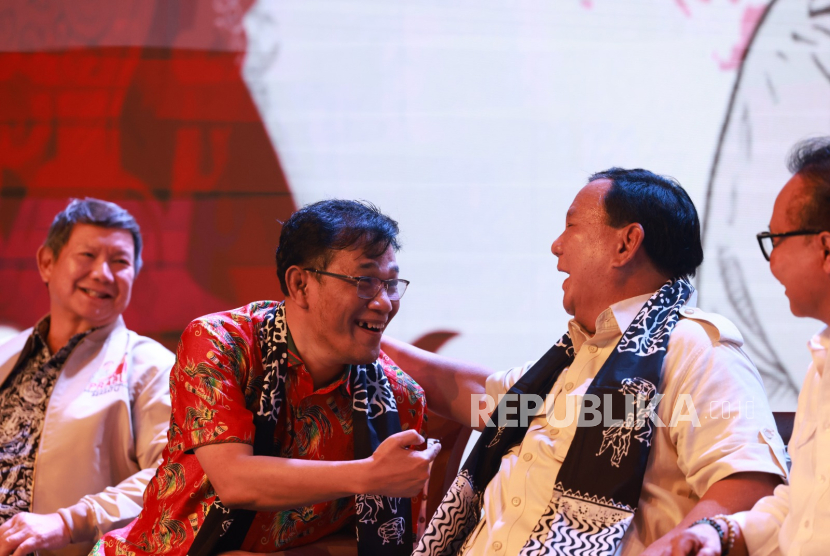Calon presiden dari Partai Gerindra Prabowo Subianto dan politisi PDIP Budiman Sudjatmiko berfoto bersama dalam acara Deklarasi Prabowo-Budiman Bersatu (Prabu) di Kota Semarang, Jawa Tengah, Jumat (18/8/2023). Dalam acara itu, Budiman mendeklarasikan dukungan kepada Prabowo sebagai calon presiden Pilpres 2024.