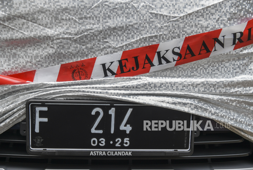 Barang bukti kasus penerimaan suap dari Joko Soegiarto Tjandra alias Djoko Tjandra milik tersangka Pinangki Sirna Malasari yang terpakir di gedung Bundar Kompleks Gedung Kejakasaan Agung, Jakarta, Rabu (2/9/2020). Kejaksaan Agung (Kejagung) menyita sejumlah barang bukti milik tersangka Pinangki Sirna Malasari salah satunya mobil mewah jenis BMW SUV X 5 bernomor polisi F 214. 