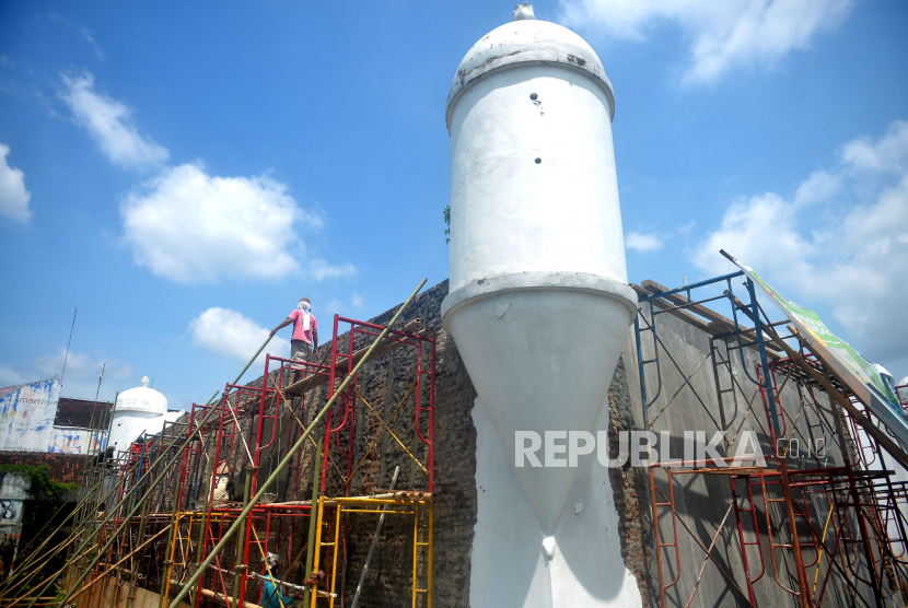 Pekerja mengerjakan proyek revitalisasi Pojok Beteng Keraton Yogyakarta.