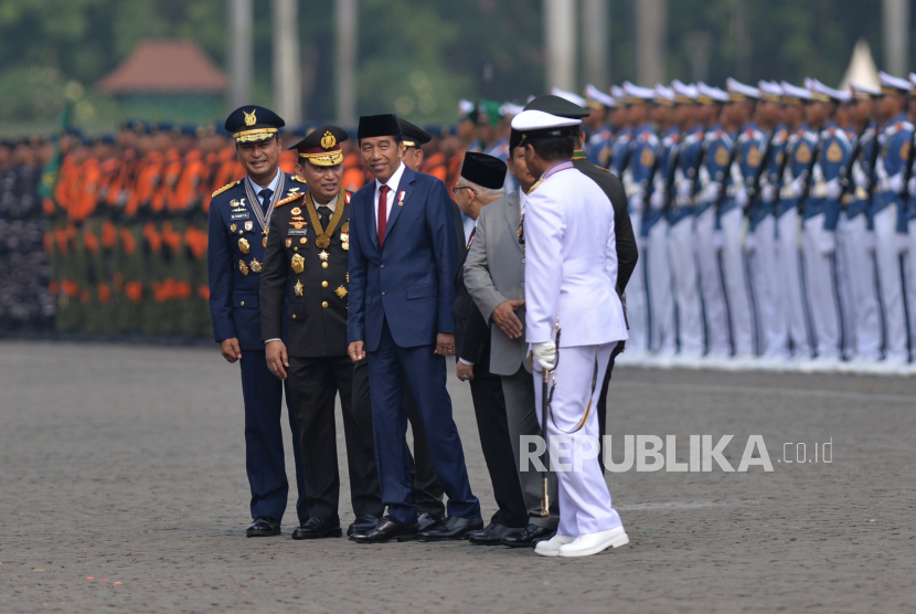 Presiden Joko Widodo saat menghadiri upacara Hari Ulang Tahun (HUT) ke-79 Tentara Nasional Indonesia (TNI) di Kawasan Monas, Jakarta, Sabtu (5/10/2024). HUT ke-79 TNI tersebut mengangkat tema TNI Modern Bersama Rakyat Siap Mengawal Suksesi Kepemimpinan Nasional Untuk Indonesia Maju.