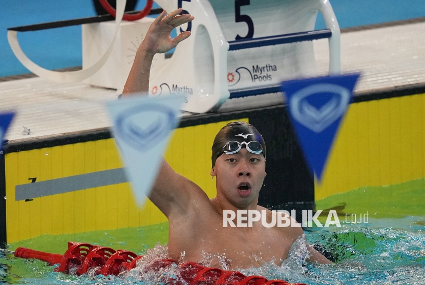 Perenang Indonesia Jason Donovan Yusuf melakukan selebrasi seusai meraih emas di SEA Games 2025.