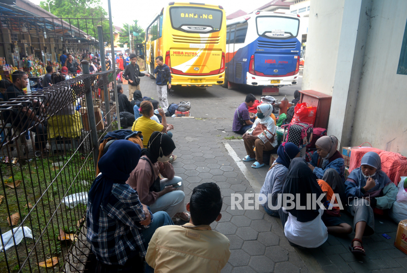 Penumpang menunggu keberangkatan bus antarkota antarprovinsi (AKAP) di Terminal Tipe A Giwangan, Yogyakarta, Ahad (8/5/2022). Sejak H+1 hingga H+5 sebanyak 57.432 diberangkatkan keluar dari Yogyakarta. Dan puncaknya pada H+4 Jumat (6/5/2022) sebanyak 14.759 penumpang berangkat dari Terminal Giwangan.