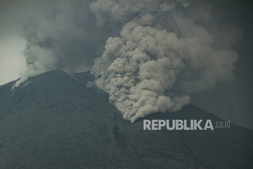 Gunung Lewotobi Laki-Laki mengeluarkan abu vulkanik terlihat di Kecamatan Wulanggitang, Kabupaten Flores Timur, NTT.