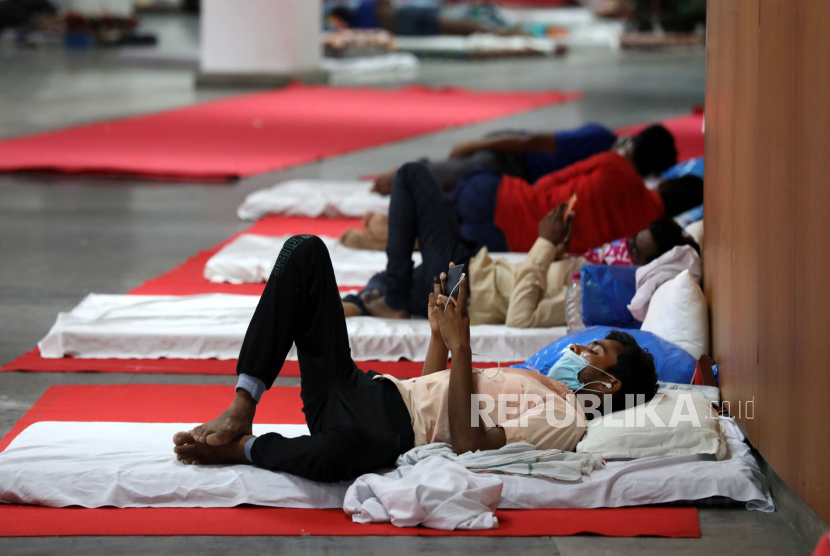 Warga beristirahat di tempat penampungan bagi para migran di New Delhi, India. Delhi telah menyaksikan lonjakan infeksi dalam beberapa hari terakhir. Ilustrasi.